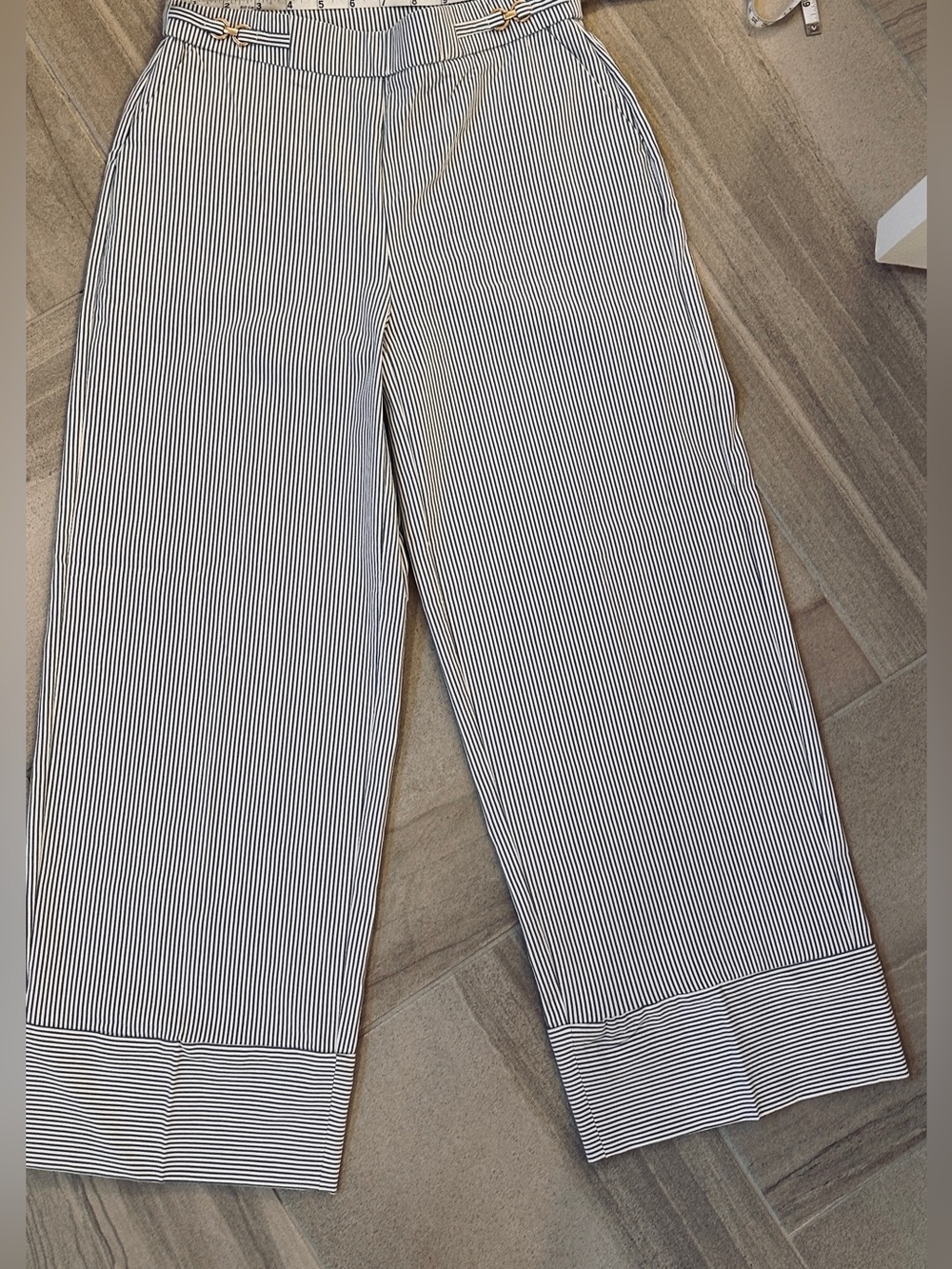 NWOT Sz S Zach & Rachel 
Nautical Cropped Pants with Gold Buckle Detail